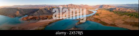 Panorama, rivière Naryn entre montagnes et champs, au réservoir Toktogul au coucher du soleil, vue aérienne, Kirghizistan Banque D'Images