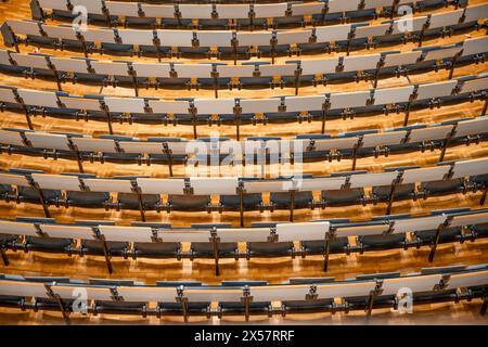 Vue de dessus de rangées vides de sièges dans une salle de conférence, photo intérieure, Département de génie mécanique, Université technique de Munich Banque D'Images