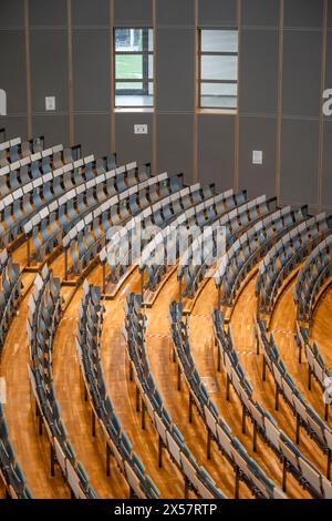 Vue de dessus de rangées vides de sièges dans une salle de conférence, photo intérieure, Département de génie mécanique, Université technique de Munich Banque D'Images