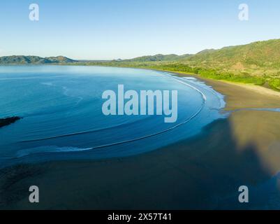Vue aérienne d'un littoral tranquille avec forêt et plage à côté d'une mer claire, Pochote, Puntarenas, Costa Rica Banque D'Images