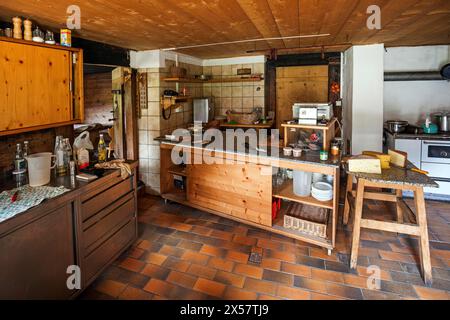 Intérieur, cuisine de la Naturalpe Gemstel-Schoenesboden-Alpe, Gemsteltal, Mittelberg, Kleinwalsertal, Vorarlberg, Allgaeu Alpes, Autriche Banque D'Images