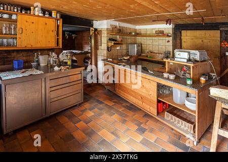 Intérieur, cuisine de la Naturalpe NaturaGemstel-Schoenesboden-Alpe, Gemsteltal, Mittelberg, Kleinwalsertal, Vorarlberg, Allgaeu Alpes, Autriche Banque D'Images