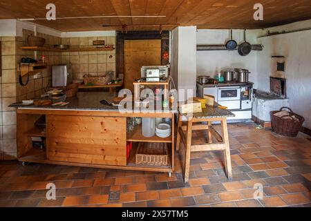 Intérieur, cuisine de la Naturalpe Gemstel-Schoenesboden-Alpe, Gemsteltal, Mittelberg, Kleinwalsertal, Vorarlberg, Allgaeu Alpes, Autriche Banque D'Images