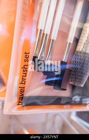 Trousse de voyage pour brosse de cosmétiques complète indispensable à vendre comme paquet au magasin de beauté Banque D'Images