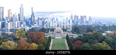 Melbourne Australie. Vue panoramique sur les gratte-ciel de Melbourne et le sanctuaire du souvenir. Banque D'Images