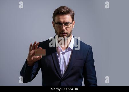 Homme avec une carte de crédit pour examiner les relevés. Cartes de crédit achats en ligne. Un homme avec une carte de crédit avec historique de crédit faisant des paiements. Carte de débit Banque D'Images