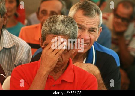 Venezuela-Maracaibo-05-07-2024. Des personnes âgées, dont certaines malades, avec des béquilles et une mobilité réduite, attendent d’être soignées dans un centre médical ce mardi 7 mai, dans la ville de Maracaibo, Venezuela. Le Comité des droits de l'homme pour la défense des retraités, des retraités et des personnes handicapées dans le pays. Il a souligné que les retraités recevaient un salaire minimum de 3,56 dollars, soit l'équivalent en bolivars de l'augmentation de 130 dollars du Président Nicolás Maduro, répartie en prime de 90 dollars contre la guerre économique et en prime alimentaire de 40 dollars. Le faible revenu des retraités les place dans une situation d'extrême vulnérabilité, Banque D'Images