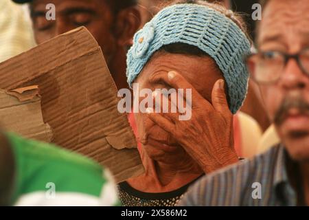 Venezuela-Maracaibo-05-07-2024. Des personnes âgées, dont certaines malades, avec des béquilles et une mobilité réduite, attendent d’être soignées dans un centre médical ce mardi 7 mai, dans la ville de Maracaibo, Venezuela. Le Comité des droits de l'homme pour la défense des retraités, des retraités et des personnes handicapées dans le pays. Il a souligné que les retraités recevaient un salaire minimum de 3,56 dollars, soit l'équivalent en bolivars de l'augmentation de 130 dollars du Président Nicolás Maduro, répartie en prime de 90 dollars contre la guerre économique et en prime alimentaire de 40 dollars. Le faible revenu des retraités les place dans une situation d'extrême vulnérabilité, Banque D'Images