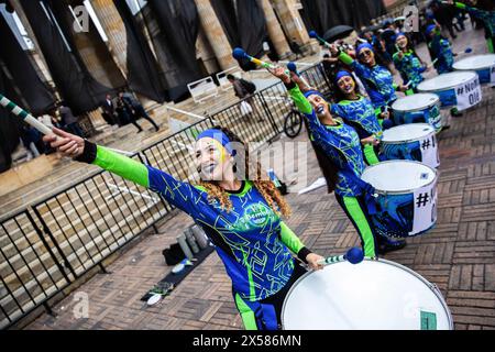 Bogota, Colombie. 07 mai 2024. Des musiciens jouent pendant une performance anti-tauromachie devant le Congrès de Bogota. Colombie très proche d'interdire la tauromachie. La dernière décision du Congrès qui aurait dû être prise aujourd'hui a été reportée à demain. Au cours de la réunion, un groupe d'animalistes se produit devant le Congrès à Bogota en attendant la décision du gouvernement. (Photo par Antonio Cascio/SOPA images/SIPA USA) crédit : SIPA USA/Alamy Live News Banque D'Images