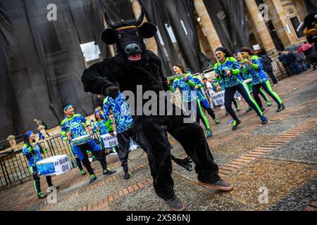 Bogota, Colombie. 07 mai 2024. Des artistes anti-tauromachie sont vus devant le Congrès de Bogota en Colombie très près d'interdire la tauromachie. La dernière décision du Congrès qui aurait dû être prise aujourd'hui a été reportée à demain. Au cours de la réunion, un groupe d'animalistes se produit devant le Congrès à Bogota en attendant la décision du gouvernement. (Photo par Antonio Cascio/SOPA images/SIPA USA) crédit : SIPA USA/Alamy Live News Banque D'Images