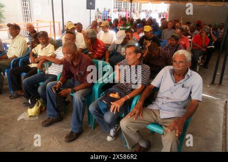 Venezuela-Maracaibo-05-07-2024. Des personnes âgées, dont certaines malades, avec des béquilles et une mobilité réduite, attendent d’être soignées dans un centre médical ce mardi 7 mai, dans la ville de Maracaibo, Venezuela. Le Comité des droits de l'homme pour la défense des retraités, des retraités et des personnes handicapées dans le pays. Il a souligné que les retraités recevaient un salaire minimum de 3,56 dollars, soit l'équivalent en bolivars de l'augmentation de 130 dollars du Président Nicolás Maduro, répartie en prime de 90 dollars contre la guerre économique et en prime alimentaire de 40 dollars. Le faible revenu des retraités les place dans une situation d'extrême vulnérabilité, Banque D'Images