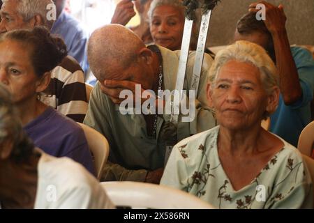 Venezuela-Maracaibo-05-07-2024. Des personnes âgées, dont certaines malades, avec des béquilles et une mobilité réduite, attendent d’être soignées dans un centre médical ce mardi 7 mai, dans la ville de Maracaibo, Venezuela. Le Comité des droits de l'homme pour la défense des retraités, des retraités et des personnes handicapées dans le pays. Il a souligné que les retraités recevaient un salaire minimum de 3,56 dollars, soit l'équivalent en bolivars de l'augmentation de 130 dollars du Président Nicolás Maduro, répartie en prime de 90 dollars contre la guerre économique et en prime alimentaire de 40 dollars. Le faible revenu des retraités les place dans une situation d'extrême vulnérabilité, Banque D'Images