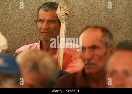 Venezuela-Maracaibo-05-07-2024. Des personnes âgées, dont certaines malades, avec des béquilles et une mobilité réduite, attendent d’être soignées dans un centre médical ce mardi 7 mai, dans la ville de Maracaibo, Venezuela. Le Comité des droits de l'homme pour la défense des retraités, des retraités et des personnes handicapées dans le pays. Il a souligné que les retraités recevaient un salaire minimum de 3,56 dollars, soit l'équivalent en bolivars de l'augmentation de 130 dollars du Président Nicolás Maduro, répartie en prime de 90 dollars contre la guerre économique et en prime alimentaire de 40 dollars. Le faible revenu des retraités les place dans une situation d'extrême vulnérabilité, Banque D'Images