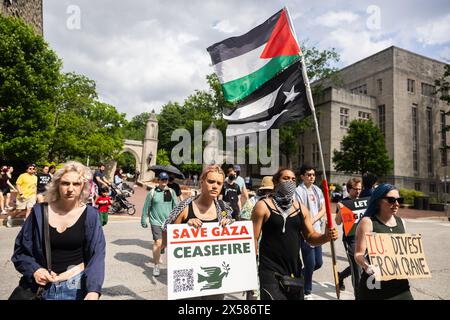 Bloomington, États-Unis. 07 mai 2024. BLOOMINGTON, INDIANA - 7 MAI 2024 : des manifestants pro-palestiniens défilent en réponse aux opérations militaires israéliennes à Rafah, à Gaza, dans le centre-ville de Bloomington, Indiana, le 7 mai 2024. ( Credit : Jeremy Hogan/Alamy Live News Banque D'Images