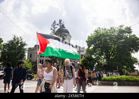 Bloomington, États-Unis. 07 mai 2024. BLOOMINGTON, INDIANA - 7 MAI 2024 : des manifestants pro-palestiniens défilent en réponse aux opérations militaires israéliennes à Rafah, à Gaza, dans le centre-ville de Bloomington, Indiana, le 7 mai 2024. ( Credit : Jeremy Hogan/Alamy Live News Banque D'Images