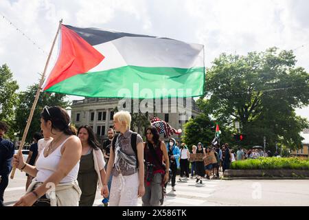 Bloomington, États-Unis. 07 mai 2024. BLOOMINGTON, INDIANA - 7 MAI 2024 : des manifestants pro-palestiniens défilent en réponse aux opérations militaires israéliennes à Rafah, à Gaza, dans le centre-ville de Bloomington, Indiana, le 7 mai 2024. ( Credit : Jeremy Hogan/Alamy Live News Banque D'Images