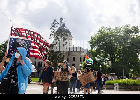 Bloomington, États-Unis. 07 mai 2024. BLOOMINGTON, INDIANA - 7 MAI 2024 : des manifestants pro-palestiniens défilent en réponse aux opérations militaires israéliennes à Rafah, à Gaza, dans le centre-ville de Bloomington, Indiana, le 7 mai 2024. ( Credit : Jeremy Hogan/Alamy Live News Banque D'Images