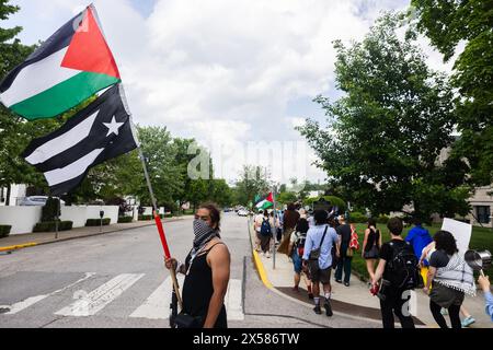 Bloomington, États-Unis. 07 mai 2024. BLOOMINGTON, INDIANA - 7 MAI 2024 : des manifestants pro-palestiniens défilent en réponse aux opérations militaires israéliennes à Rafah, à Gaza, dans le centre-ville de Bloomington, Indiana, le 7 mai 2024. ( Credit : Jeremy Hogan/Alamy Live News Banque D'Images