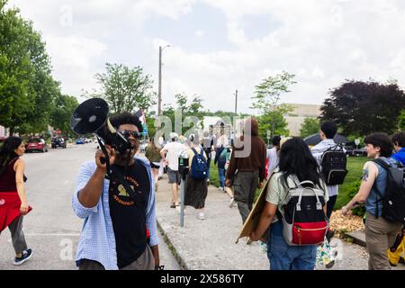 Bloomington, États-Unis. 07 mai 2024. BLOOMINGTON, INDIANA - 7 MAI 2024 : des manifestants pro-palestiniens défilent en réponse aux opérations militaires israéliennes à Rafah, à Gaza, dans le centre-ville de Bloomington, Indiana, le 7 mai 2024. ( Credit : Jeremy Hogan/Alamy Live News Banque D'Images