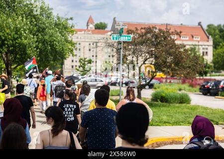 Bloomington, États-Unis. 07 mai 2024. BLOOMINGTON, INDIANA - 7 MAI 2024 : des manifestants pro-palestiniens défilent en réponse aux opérations militaires israéliennes à Rafah, à Gaza, dans le centre-ville de Bloomington, Indiana, le 7 mai 2024. ( Credit : Jeremy Hogan/Alamy Live News Banque D'Images