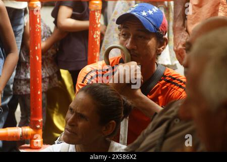 Venezuela-Maracaibo-05-07-2024. Des personnes âgées, dont certaines malades, avec des béquilles et une mobilité réduite, attendent d’être soignées dans un centre médical ce mardi 7 mai, dans la ville de Maracaibo, Venezuela. Le Comité des droits de l'homme pour la défense des retraités, des retraités et des personnes handicapées dans le pays. Il a souligné que les retraités recevaient un salaire minimum de 3,56 dollars, soit l'équivalent en bolivars de l'augmentation de 130 dollars du Président Nicolás Maduro, répartie en prime de 90 dollars contre la guerre économique et en prime alimentaire de 40 dollars. Le faible revenu des retraités les place dans une situation d'extrême vulnérabilité, Banque D'Images