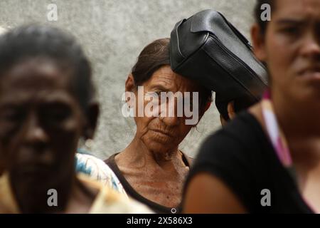 Venezuela-Maracaibo-05-07-2024. Des personnes âgées, dont certaines malades, avec des béquilles et une mobilité réduite, attendent d’être soignées dans un centre médical ce mardi 7 mai, dans la ville de Maracaibo, Venezuela. Le Comité des droits de l'homme pour la défense des retraités, des retraités et des personnes handicapées dans le pays. Il a souligné que les retraités recevaient un salaire minimum de 3,56 dollars, soit l'équivalent en bolivars de l'augmentation de 130 dollars du Président Nicolás Maduro, répartie en prime de 90 dollars contre la guerre économique et en prime alimentaire de 40 dollars. Le faible revenu des retraités les place dans une situation d'extrême vulnérabilité, Banque D'Images