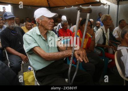 Venezuela-Maracaibo-05-07-2024. Des personnes âgées, dont certaines malades, avec des béquilles et une mobilité réduite, attendent d’être soignées dans un centre médical ce mardi 7 mai, dans la ville de Maracaibo, Venezuela. Le Comité des droits de l'homme pour la défense des retraités, des retraités et des personnes handicapées dans le pays. Il a souligné que les retraités recevaient un salaire minimum de 3,56 dollars, soit l'équivalent en bolivars de l'augmentation de 130 dollars du Président Nicolás Maduro, répartie en prime de 90 dollars contre la guerre économique et en prime alimentaire de 40 dollars. Le faible revenu des retraités les place dans une situation d'extrême vulnérabilité, Banque D'Images