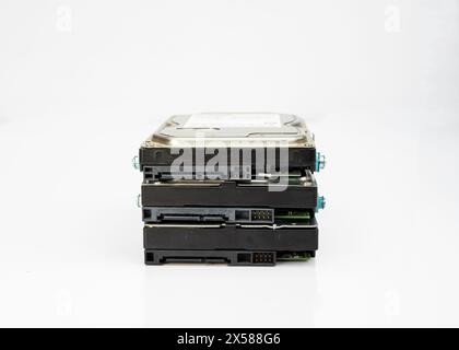Pile de disques durs internes de 3,5 pouces de l'ordinateur sur fond blanc isolé Banque D'Images