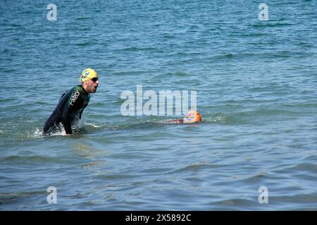 Sabaris, Baiona, Pontevedra, Espagne ; 15 juillet 2023 ; les compétiteurs de triathlon sortent de l'eau dans leurs combinaisons Banque D'Images