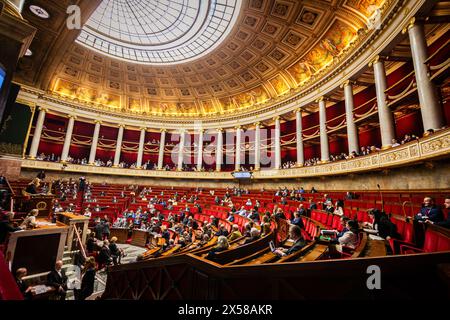 Paris, France. 07 mai 2024. Vue générale à l'Assemblée nationale pendant la séance des questions au gouvernement. Une séance hebdomadaire d'interrogation du gouvernement français a lieu à l'Assemblée nationale au Palais Bourbon à Paris. (Photo de Telmo Pinto/SOPA images/SIPA USA) crédit : SIPA USA/Alamy Live News Banque D'Images