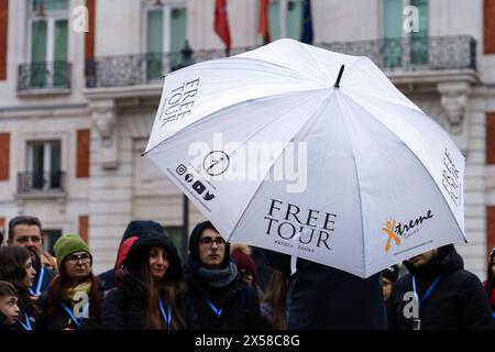 Madrid, Espagne. 11 février 2024 - Groupe de personnes participant à une visite gratuite sur la Puerta del sol Banque D'Images