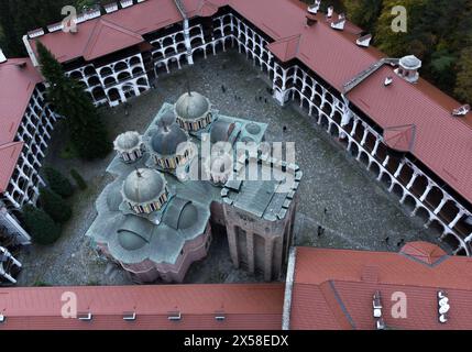 Vue aérienne par drone sur le monastère sacré de Rila en Bulgarie. Banque D'Images