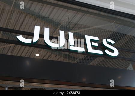 Bordeaux , France - 05 02 2024 : jules logo marque garçons et texte panneau entrée façade Guy shop mode détaillant signalétique hommes chaîne vêtements Banque D'Images