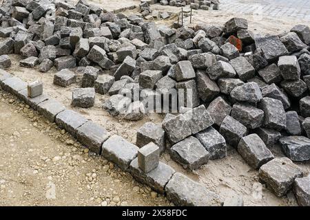 Pavage de rue avec cubes martelés historiques façonner des pavés de granit, restauration de surface de rue de ville, roches cubes, pierres cubes Banque D'Images