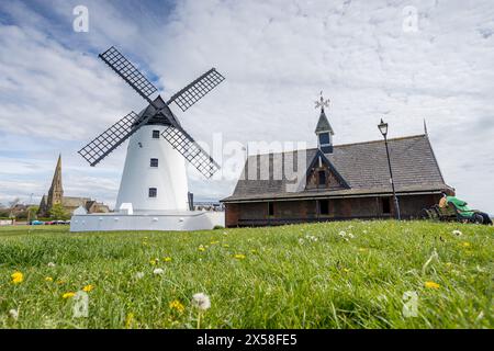 Une image de plage dynamique élevée du moulin à vent de Lytham derrière le musée Lifeboat photographiée le 5 mai 2024 sur la côte de Flyde dans le Lancashire. Banque D'Images