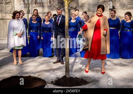 Le roi Frederik X, le roi Carl XVI Gustaf, la reine Silvia, la princesse héritière Victoria et le prince Daniel regardent la reine Mary arrose le pommier nouvellement planté de Graasten lors d'une visite au Musée nordique de Stockholm, le mardi 7 mai 2024. Au Musée nordique, le couple royal participe à une visite de l'exposition 'Nordbo', qui raconte les gens et la vie dans les pays nordiques au cours des 500 dernières années. Le couple royal plante par la suite un pommier de Graasten. Lundi et mardi, le couple royal danois effectue sa première visite d’État en Suède. Lors de la visite d'État, le couple royal Banque D'Images