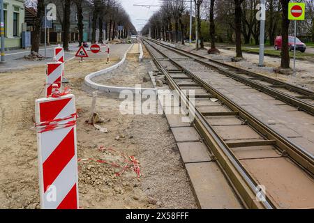 Construction inachevée d'un nouveau quai moderne d'arrêt de tramway à plancher bas et remplacement des rails de tramway dans une rue de la ville Banque D'Images