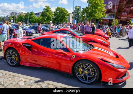 Liepaja, Lettonie- 20 juillet 2023 : événement européen des propriétaires de voitures Ferrari et salon automobile public, Ferrari F8 Tributo en premier plan Banque D'Images