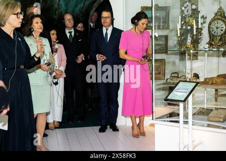 La reine Silvia, la princesse héritière Victoria et le prince Daniel lors d’une visite au Musée nordique de Stockholm, le mardi 7 mai 2024. Au Musée nordique, le couple royal participe à une visite de l'exposition 'Nordbo', qui raconte les gens et la vie dans les pays nordiques au cours des 500 dernières années. Le couple royal plante par la suite un pommier de Graasten. Lundi et mardi, le couple royal danois effectue sa première visite d’État en Suède. Lors de la visite d’Etat, le couple royal rencontrera entre autres des astronautes danois et suédois, visitera la station de la flotte Berga et assistera à un gala Banque D'Images