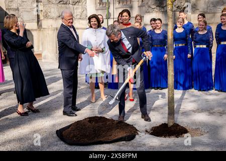 Le roi Frederik X plante un pommier de Graasten lors d’une visite avec le couple royal suédois et le couple prince héritier au Musée nordique de Stockholm, le mardi 7 mai 2024. Au Musée nordique, le couple royal participe à une visite de l'exposition 'Nordbo', qui raconte les gens et la vie dans les pays nordiques au cours des 500 dernières années. Le couple royal plante par la suite un pommier de Graasten. Lundi et mardi, le couple royal danois effectue sa première visite d’État en Suède. Lors de la visite d’Etat, le couple royal rencontrera entre autres des astronautes danois et suédois, Banque D'Images