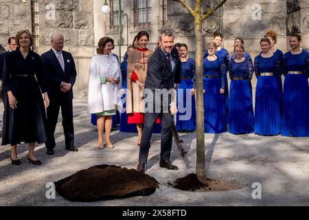 Le roi Frederik X plante un pommier de Graasten lors d’une visite avec le couple royal suédois et le couple prince héritier au Musée nordique de Stockholm, le mardi 7 mai 2024. Au Musée nordique, le couple royal participe à une visite de l'exposition 'Nordbo', qui raconte les gens et la vie dans les pays nordiques au cours des 500 dernières années. Le couple royal plante par la suite un pommier de Graasten. Lundi et mardi, le couple royal danois effectue sa première visite d’État en Suède. Lors de la visite d’Etat, le couple royal rencontrera entre autres des astronautes danois et suédois, Banque D'Images