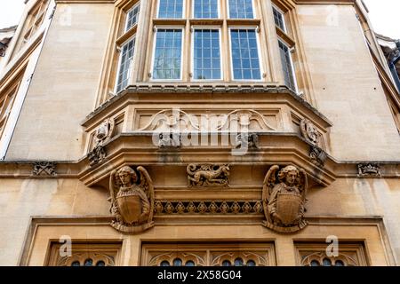 Vue extérieure d'une succursale de la banque Lloyds, ornée de détails architecturaux et de grandes baies vitrées ornées d'une façade en pierre beige. Cambridge, Angleterre, Royaume-Uni Banque D'Images