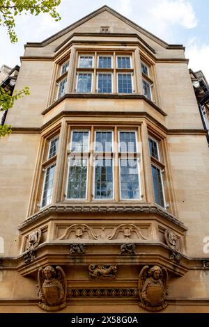 Vue extérieure d'une succursale de la banque Lloyds, ornée de détails architecturaux et de grandes baies vitrées ornées d'une façade en pierre beige. Cambridge, Angleterre, Royaume-Uni Banque D'Images