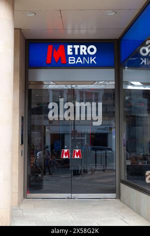 Vue extérieure de la succursale Metro Bank avec signalisation bleue. Cambridge, Angleterre, Royaume-Uni Banque D'Images