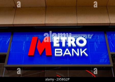 Vue extérieure de la succursale Metro Bank avec signalisation bleue. Cambridge, Angleterre, Royaume-Uni Banque D'Images