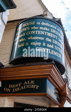 Panneau de pub traditionnel sur le pub Champion of the Thames avec texte sur le contentement et la boisson, Cambridge, Angleterre, Royaume-Uni Banque D'Images