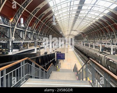 Quais vides à la gare de Paddington, à l'ouest de Londres, alors que les conducteurs de train membres du syndicat Aslef prennent des mesures syndicales dans un conflit salarial. Date de la photo : mercredi 8 mai 2024. Banque D'Images