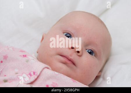 belle fille nouveau-né avec les yeux bleus avec le visage rond Banque D'Images