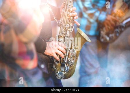 Instrument de musique, saxophoniste mains saxophoniste jouant de la musique jazz gros plan de l'instrument de musique saxophone alto Banque D'Images