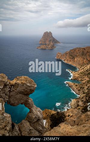 Vue magique de l'île d'es Vedra dans une journée nuageuse depuis le point de vue Eye of es Vedra, Sant Josep de sa Talaia, Ibiza, Îles Baléares, Espagne Banque D'Images